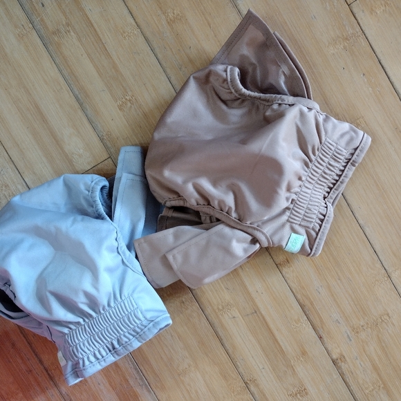 2 wegreeco washable female dog diaper skirt Set Dusty Tan & Gray Medium M Nwot - Picture 4 of 5